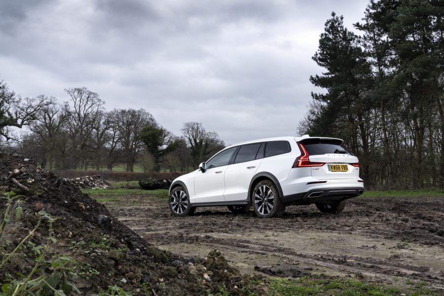  Volvo V60 D4 Cross Country 2019 года  (UK) (фото 21 из 43)